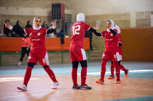 قهرمانی تیم هلدینگ عظام در اولین دوره‌ی مسابقات فوتسال زنان عظام 89