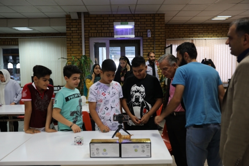 رادیو عظام مدرسه در رادمان و نشان 13