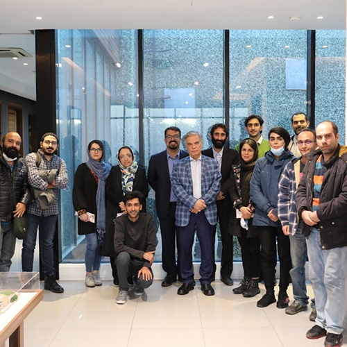 عباس ایروانی میزبان تحریریه رادیو عظام