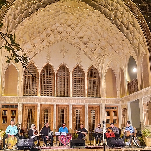 اجرای گروه موسیقی “صراحی” در هتل سرای عامری‌ها 