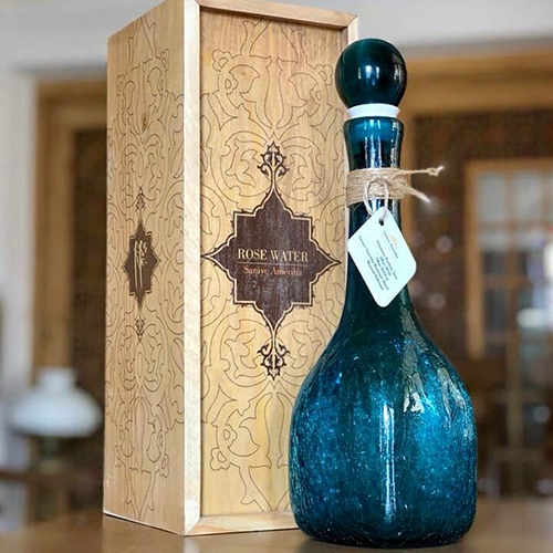 برگزاری مراسم گلاب‌گیری کاشان در سرای عامری‌ها با حضور مهمانان
